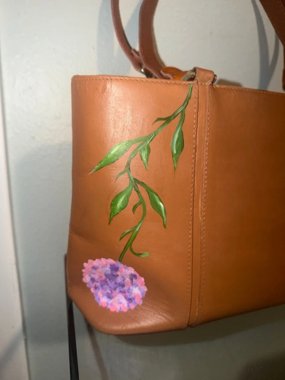 💯 Burberry Tan Leather Shoulder Bag with Hand-Painted Purple Floral Accents - Picture 2 of 16